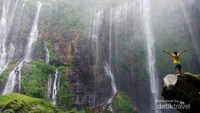 Kemegahan air terjun Tumpak Sewu yang berada di antara Kabupaten Malang, Jawa Timur.