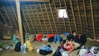 Suasana tempat tidur di Wae Rebo, walaupun sederhana, tetapi dikangenin
