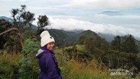 Menyaksikan keindahan Bromo dari Bukit kingkong seperti berada di atas awan