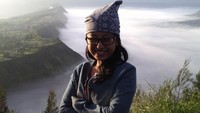 Lautan pasir dan awan di Bromo
