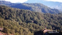 Pemandangan sekitar Kelimutu