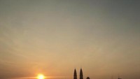 Matahari pagi yang perlahan naik menyirami cahaya pada KL.