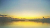 Sunrise di pantai yang bikin betah