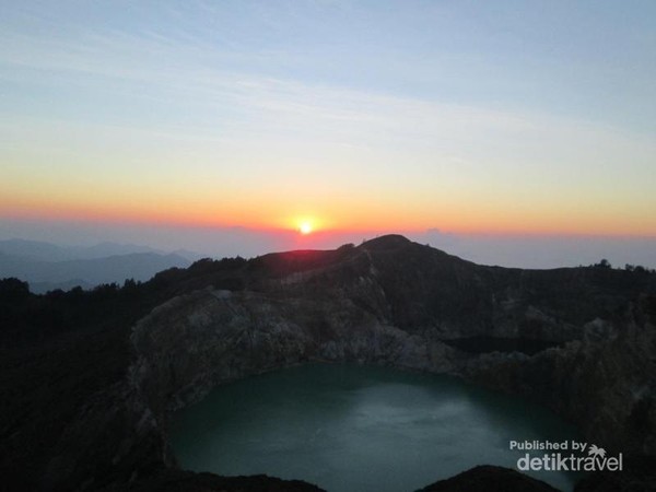 Sunrise Paling Dahsyat di Danau Kelimutu