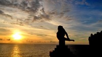 Pemandangan sunset yang cantik dengan foto seekor monyet