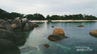 Langit yang kurang cerah tidak sedikit pun mengurangi keindahan pantai ini