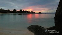 Matahari yang semakin terbenam menjadi penutup perjalanan di Pantai Tanjung Tinggi yang  sangat menyenangkan