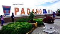 MONUMEN bertuliskan kota PADANG.
