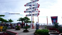 Ramainya para pengunjung Pantai Padang di sore hari.