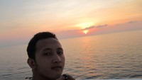 Saya menyaksikan sunset dari atas kapal
