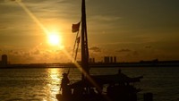 Menikmati senja dari atas perahu