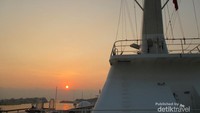 Saya menyaksikan sunset tersebut dari atas kapal pesiar Superstar Virgo