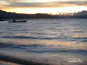 Sunset di Laut? Bukan, Ini di Danau Toba