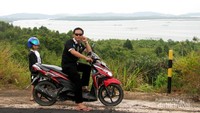 Berfoto di tengah perjalanan