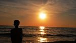 Sunset Memesona di Pantai Akkarena, Makassar