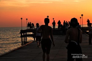Sunset Memesona di Pantai Akkarena, Makassar