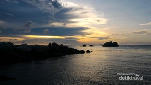 Sunset Pantai Tanjung Tinggi Belitung yang Tak Terlupakan