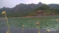 Embung dengan latar belakang Gunung Api Purba