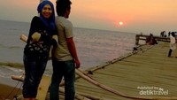 Senyum bahagia menikmati suasana Pantai Akkarena