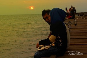 Sunset Romantis di Pantai Akkarena Makassar