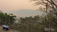 Dari puncak Phou Si, terhampar pemandangan Kota Luang Prabang, Sungai Mekong, dan Nam Khan