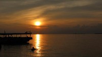 Suasana pantai yang panaspun berganti meredup dan kemudia gelap.