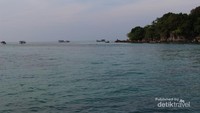 Pemandangan pantai Tanjung Gelam saat perahu mendekati pantai.
