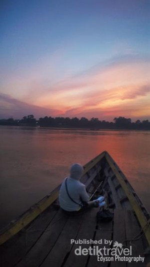 Sunset yang Indah di Pinggir Sungai Kapuas