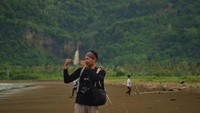 Curug Cimarinjung yang terlihat dari Pantai Palangpang