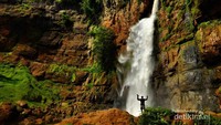 Pesona kemegahan Curug Cimarinjung