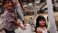 Anak-anak kampung di sekitar makam yang sedang bermain