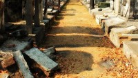 Area makam yang sebenarnya tertata rapi