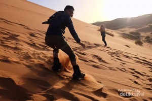 Surfing Tapi di Pasir Gurun Sahara