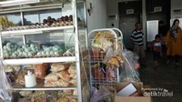 Aneka oleh-oleh makanan yang disediakan