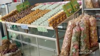 Gerai oleh-oleh di rest area Banjaratma