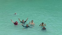 Berenang di Pulau Bair