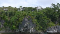 DI atas Tebing Karang