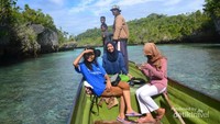Di Perahu Sekitar Pulau Bair