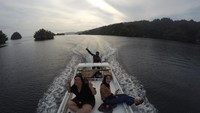 Duduk di Atap Speed Boat