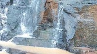 Tekstur batu yang sangat unik di Curug Cisanggarung