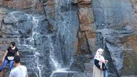 Gradasi warna dari bebatuan tebing dan air terjun di Curug Cisanggarung