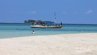 Pasir Putih bak mutiara yang menyilaukan mata di Pantai Gleyang
