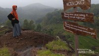 Puncak Ngekong. Punggungan bukit yang memungkinkan Traveler melihat pemandangan lembah hijau nan asri