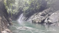 Betah berlama-lama bersantai di pinggir Sungai