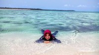 Merasakan kesejukan air di Pantai Ngurtafur