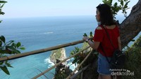 Menikmati Hembusan Angin di Pantai Kelingking