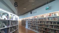 Lantai 2 perpustakaan yang juga penuh dengan buku.