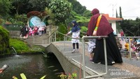 Berada di ketinggian 1.100 mdpl membuat Taman Rekreasi Selecta selalu diselimuti cuaca sejuk.