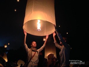 Syahdu, Pelepasan 5.000 Lampion Waisak 2016 di Borobudur