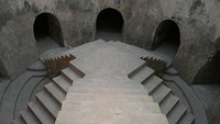 Tangga yang menghubungkan lantai bawah dan atas di masjid bawah tanah (Sisilia Novita Susanti/dTraveler)